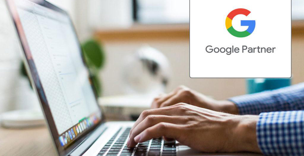 Pyramide à deux étages en verre translucide représentant la structure du Google Partner Program avec le niveau Partner en bleu et Premier en or